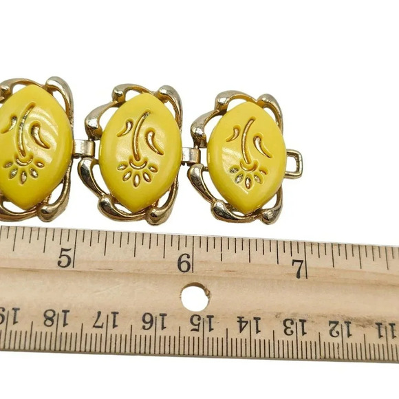 Yellow Lucite Thermoset Flower Bangle Bracelet Fold-Over Clasp Gold Tone Vintage - Picture 7 of 8
